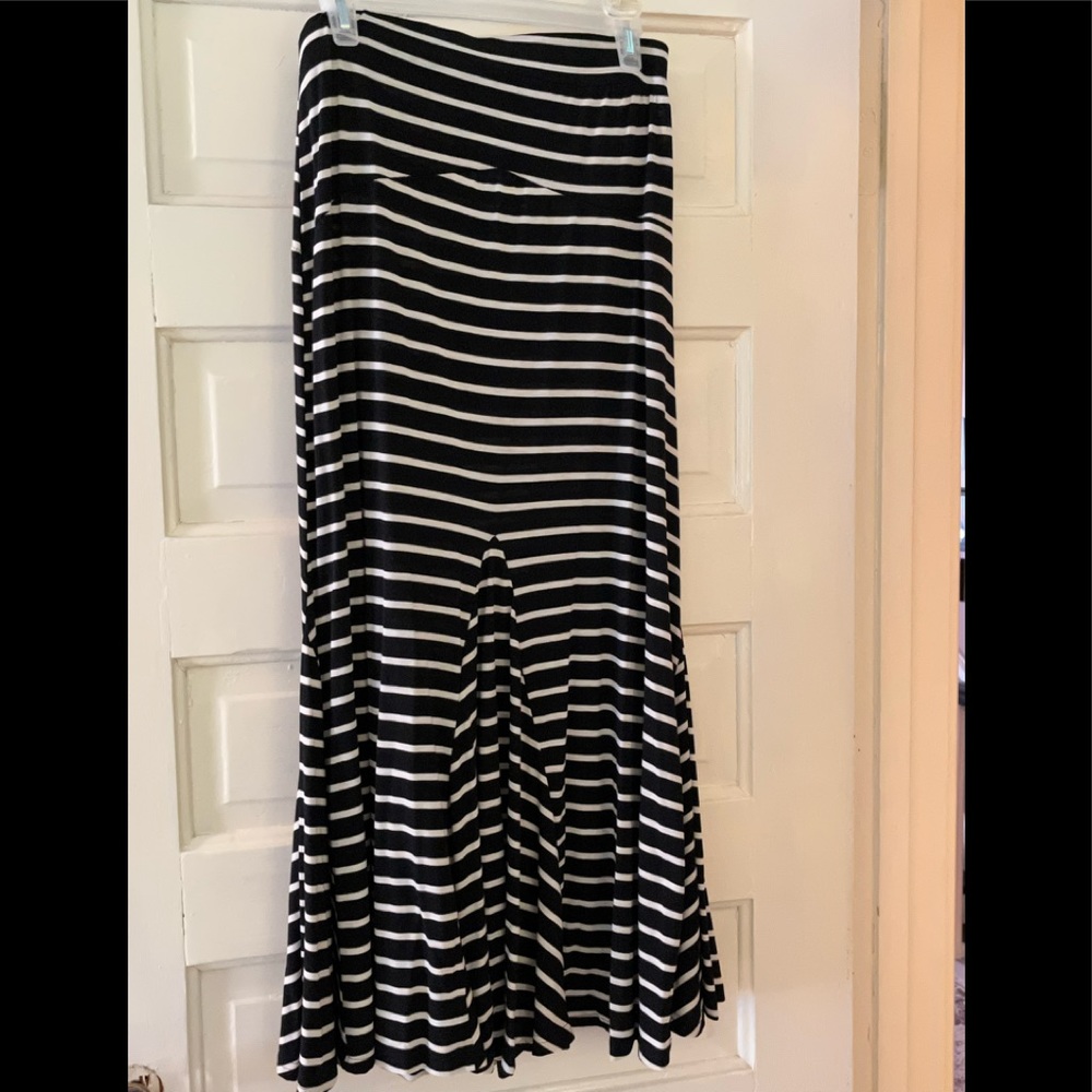 Poof size medium maxi skirt. Has some swing to it. Fun to wear.